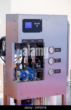 Industrielle Wasserfiltrationssysteme. Umkehrosmoseanlagen. Stockfoto