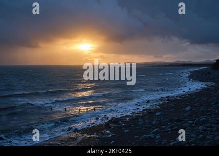 Sonnenuntergang über der Llyn-Halbinsel, von Dinas, Criccieth, Gwynedd, Wales aus gesehen Stockfoto