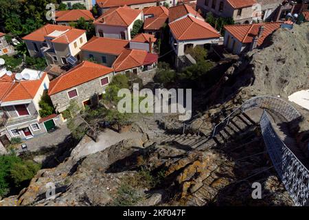 Blick auf Petra von der Kirche unserer Lieben Frau vom süßen Kuss (glykfylousa panagia) Petra, Lesbos, Nördliche Ägäische Inseln, Griechenland. Stockfoto