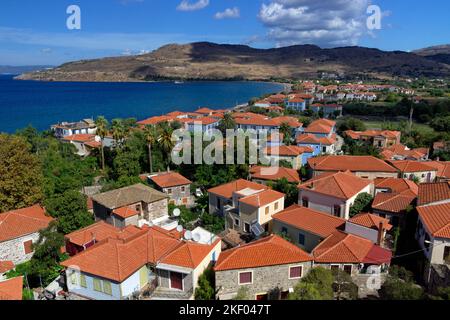 Blick auf Petra von der Kirche unserer Lieben Frau vom süßen Kuss (glykfylousa panagia) Petra, Lesbos, Nördliche Ägäische Inseln, Griechenland. Stockfoto
