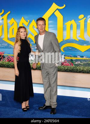 Los Angeles, USA. 14.. November 2022. Los Angeles, CA, - 14. Nov 2022: Edward Norton und Shauna Robertson kommen zur Premiere von „Glass Onion: A Knives Out Mystery“ im Academy Museum of Motion Picturs Credit: Ovidiu Hrubaru/Alamy Live News Stockfoto