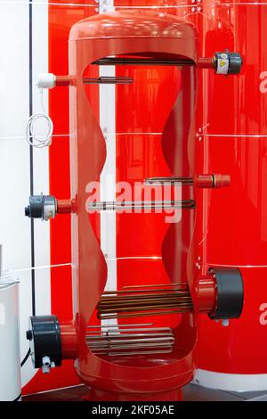 Isolierter Wasserbehälter mit Heizelement. Stockfoto