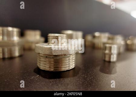 Gewindefittings. Vernickeltes Messing-Fitting. Stockfoto