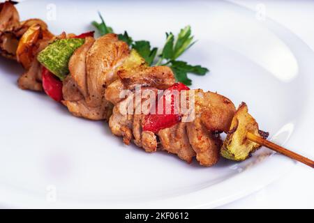 Shish Kebab mit Pilzen, Kirschtomate und Paprika, gegrillte Fleischspieße. Draufsicht, Copyspace. Stockfoto