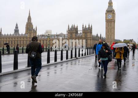 Central London, Großbritannien. 15.. November 2022. UK Wetter: Touristen und Pendler trotzen den starken Regenschauern im Zentrum Londons. London. Kredit: Celia McMahon/Alamy Live Nachrichten. Stockfoto