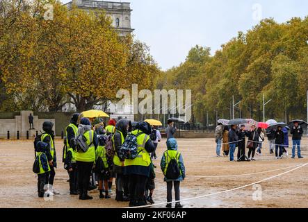 Westminster, London, Großbritannien. 15.. November 2022. UK Wetter: Touristen und Pendler trotzen den starken Regenschauern im Zentrum Londons. London. Kredit: Celia McMahon/Alamy Live Nachrichten Stockfoto