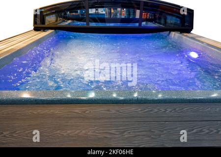 Poolabdeckung. Das Teleskop-Schwimmbad Gehäuse Stockfoto