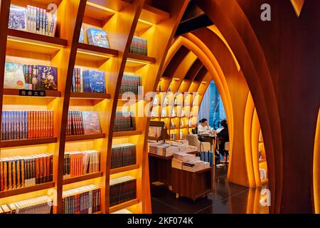 SHANGHAI, CHINA - 15. NOVEMBER 2022 - Ein Blick auf den schönsten Buchladen Zhongshuge Bookstore in Shanghai, China, 15. November 2022. Stockfoto