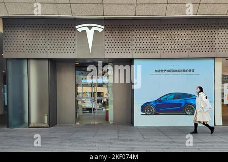 SHANGHAI, CHINA - 15. NOVEMBER 2022 - Fußgänger kommen an einem Tesla-Geschäft in Shanghai, China, vorbei, 15. November 2022. Stockfoto