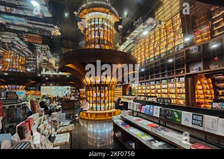 SHANGHAI, CHINA - 15. NOVEMBER 2022 - Ein Blick auf den schönsten Buchladen Zhongshuge Bookstore in Shanghai, China, 15. November 2022. Stockfoto