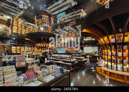 SHANGHAI, CHINA - 15. NOVEMBER 2022 - Ein Blick auf den schönsten Buchladen Zhongshuge Bookstore in Shanghai, China, 15. November 2022. Stockfoto