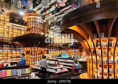 SHANGHAI, CHINA - 15. NOVEMBER 2022 - Ein Blick auf den schönsten Buchladen Zhongshuge Bookstore in Shanghai, China, 15. November 2022. Stockfoto