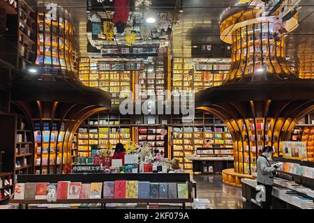 SHANGHAI, CHINA - 15. NOVEMBER 2022 - Ein Blick auf den schönsten Buchladen Zhongshuge Bookstore in Shanghai, China, 15. November 2022. Stockfoto