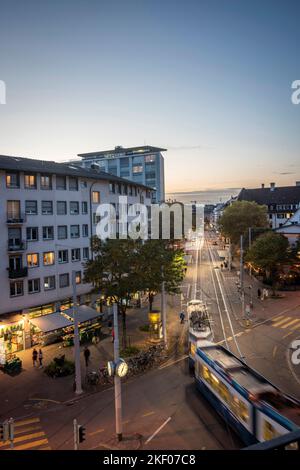Abendansicht aus einer Wohnung in der Zürlindenstraße, Zürich, Schweiz Stockfoto
