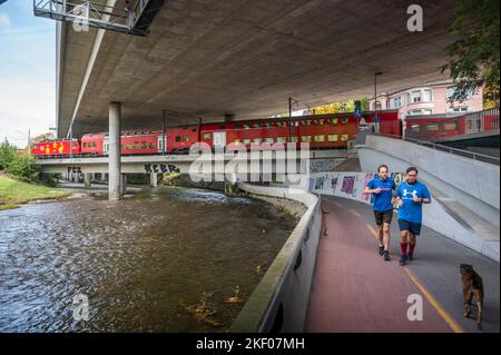Ein Zusammenfluss von Straßen-, Schienen-, Fluss- und Fußgänger-/Radwegen in der Stadt Zürich, Schweiz Stockfoto