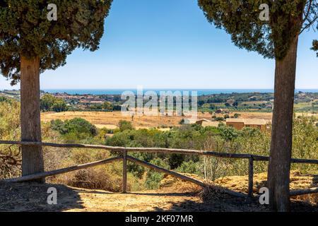 Agrigento, Sizilien, Italien - 12. Juli 2020: Ländliche Landschaft in der Nähe der Stadt Agrigento in Sizilien, Italien Stockfoto