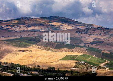 Segesta, Sizilien, Italien - 9. Juli 2020: Blick von den Ruinen des griechischen Theaters in Segesta, Sizilien, Italien Stockfoto