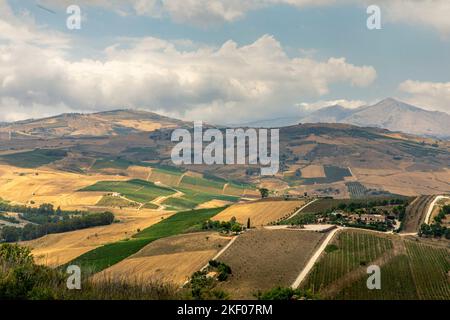 Segesta, Sizilien, Italien - 9. Juli 2020: Blick von den Ruinen des griechischen Theaters in Segesta, Sizilien, Italien Stockfoto