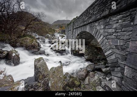 Packhorse Bridge grenzt an die A5, Ogwen Valley bei Pont Pen Y Benglog. Stockfoto