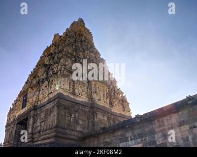 Ein majestätischer Blick auf Belurs Chennakeshava-Tempel in Karnataka. Die komplizierten Schnitzereien auf dem hoch aufragenden Gopuram sorgen für ein visuelles Spektakel. Stockfoto