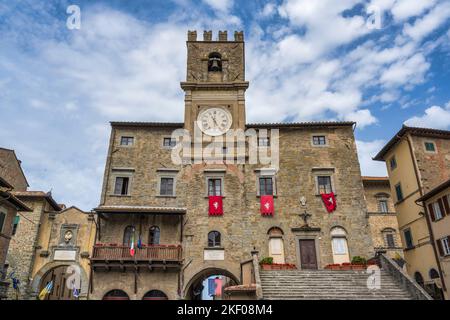 Palazzo Comunale (Rathaus) auf der Piazza della Repubblica in der Hügelstadt Cortona in der Toskana, Italien Stockfoto