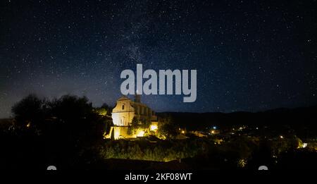 Stary Night über der Dorfkirche Saint-Pierre de Bédoin, Provence, Frankreich. Stockfoto