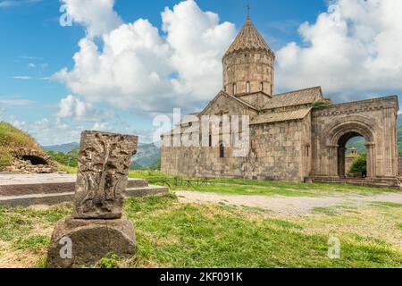 Kirche der Heiligen Paul und Peter mit Grabstein im Vordergrund mit altem orthodoxen Kreuz, Kloster Tatev, Provinz Syunik, Armenien Stockfoto