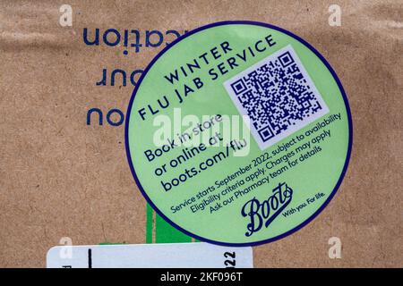 Aufkleber für den Winter-Grippe-Jab-Service von der Boots-Apotheke Stockfoto