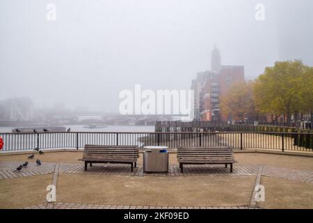 London, Großbritannien. 14.. November 2022. Blick von Southbank aus, während dichter Nebel die Hauptstadt bedeckt. (Foto: Vuk Valcic/SOPA Images/Sipa USA) Quelle: SIPA USA/Alamy Live News Stockfoto