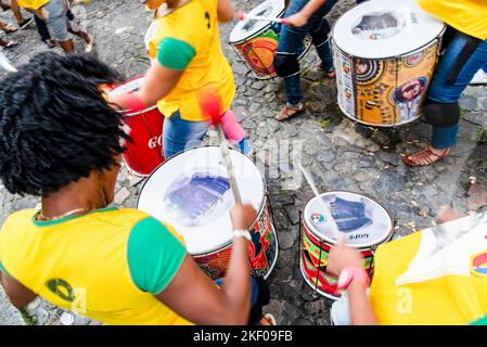 Mitglieder der Percussion-Band Dida werden während eines Aufführens in Pelourenhin gesehen. Fußball-Weltmeisterschaft 2018 Spieltag. Stockfoto