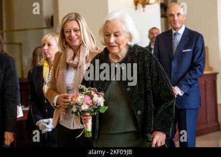 Brüssel, Belgien. 15.. November 2022. Die belgische Königin Paola kommt zur Feier des Königsfestes am Dienstag, den 15. November 2022, im bundestag in Brüssel an. BELGA FOTO HATIM KAGHAT Kredit: Belga Nachrichtenagentur/Alamy Live News Stockfoto