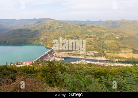 Blick aus der Höhe auf das Wasserkraftwerk am Perucac-See in Serbien Stockfoto