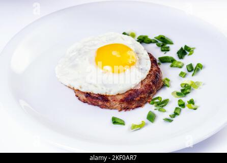 Steak und Eier. Steak, mittelselten serviert mit Rühreiern oder Sonnenseite nach oben, Toast und Kaffee. Traditionell klassisches amerikanisches oder französisches Bistro br Stockfoto