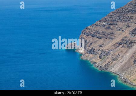 Luftblick auf die Wellen und die fantastische felsige Küste, hohe Klippen mit ruhiger Bucht. Naturlandschaft mit Kopierbereich, Einfachheit. Ruhe, entspann dich Stockfoto