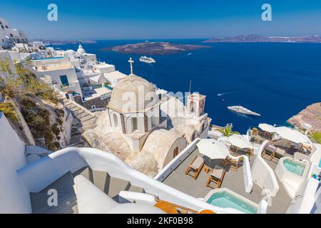 Luxuriöse Sommerentspannung im Hintergrund. Sommerurlaub auf Santorin, Swimmingpools, Whirlpools mit Blick auf die Caldera mit Blick auf Santorin, Griechenland Stockfoto