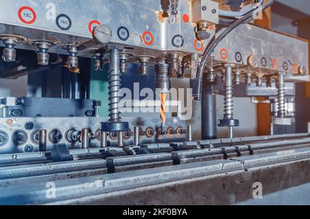 Fräser mit Kopierschaft, gespannt in das Futter der Arbeitsmaschine. Ein scharfer Holzschneider aus Stahl mit einem Lager, das eine runde Kante o bildet Stockfoto