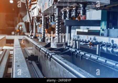 Fräser mit Kopierschaft, gespannt in das Futter der Arbeitsmaschine. Ein scharfer Holzschneider aus Stahl mit einem Lager, das eine runde Kante o bildet Stockfoto