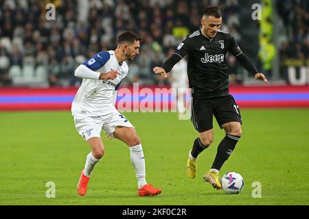 Allianz Stadium, Turin, Italien, 13. November 2022, Filip Kostic (FC Juventus) im Kampf gegen Danilo Cataldi (SS Lazio) während des FC Juventus gegen die SS La Stockfoto