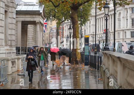 London, Großbritannien. 15.. November 2022. Wetter in Großbritannien. Londoners und Touristen trotzen den starken Regenfällen in der Stadt. Quelle: Uwe Deffner/Alamy Live News Stockfoto