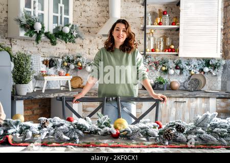 Glückliche Frau ist Dekoration Zimmer für Weihnachten und Neujahr. Stockfoto