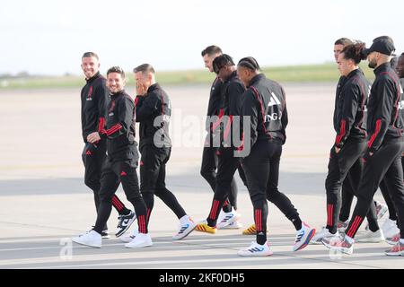 Zaventem, Belgien. 15.. November 2022. Spieler des belgischen Teams werden am 15. November 2022 auf dem Brüsseler Flughafen in Zaventem, Belgien, gesehen. Das belgische Team begann seine Reise in den Nahen Osten, um sich auf die bevorstehende Weltmeisterschaft 2022 in Katar vorzubereiten. Quelle: Zheng Huansong/Xinhua/Alamy Live News Stockfoto