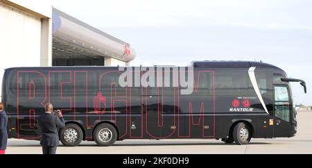 Zaventem, Belgien. 15.. November 2022. Der Bus des belgischen Teams bewegt sich am 15. November 2022 auf dem Brüsseler Flughafen in Zaventem, Belgien. Das belgische Team begann seine Reise in den Nahen Osten, um sich auf die bevorstehende Weltmeisterschaft 2022 in Katar vorzubereiten. Quelle: Zheng Huansong/Xinhua/Alamy Live News Stockfoto