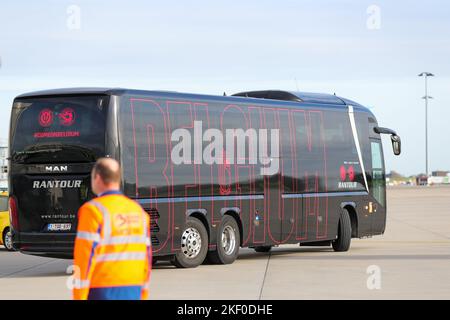 Zaventem, Belgien. 15.. November 2022. Der Bus des belgischen Teams bewegt sich am 15. November 2022 auf dem Brüsseler Flughafen in Zaventem, Belgien. Das belgische Team begann seine Reise in den Nahen Osten, um sich auf die bevorstehende Weltmeisterschaft 2022 in Katar vorzubereiten. Quelle: Zheng Huansong/Xinhua/Alamy Live News Stockfoto