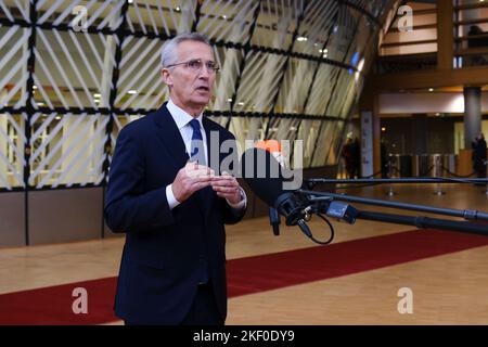 Brüssel, Belgien. 15.. November 2022. NATO-Generalsekretär Jens Stoltenberg hält eine Rede, als er am 15. November 2022 für einen Rat für Auswärtige Angelegenheiten (Verteidigung) am EU-Hauptsitz in Brüssel, Belgien, eintrifft. Kredit: ALEXANDROS MICHAILIDIS/Alamy Live Nachrichten Stockfoto