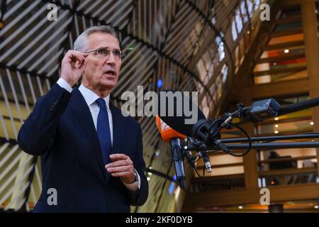 Brüssel, Belgien. 15.. November 2022. NATO-Generalsekretär Jens Stoltenberg hält eine Rede, als er am 15. November 2022 für einen Rat für Auswärtige Angelegenheiten (Verteidigung) am EU-Hauptsitz in Brüssel, Belgien, eintrifft. Kredit: ALEXANDROS MICHAILIDIS/Alamy Live Nachrichten Stockfoto