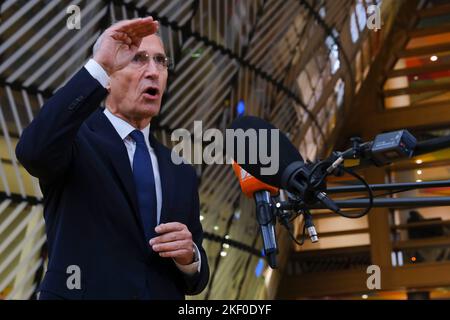 Brüssel, Belgien. 15.. November 2022. NATO-Generalsekretär Jens Stoltenberg hält eine Rede, als er am 15. November 2022 für einen Rat für Auswärtige Angelegenheiten (Verteidigung) am EU-Hauptsitz in Brüssel, Belgien, eintrifft. Kredit: ALEXANDROS MICHAILIDIS/Alamy Live Nachrichten Stockfoto