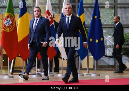 Brüssel, Belgien. 15.. November 2022. NATO-Generalsekretär Jens Stoltenberg hält eine Rede, als er am 15. November 2022 für einen Rat für Auswärtige Angelegenheiten (Verteidigung) am EU-Hauptsitz in Brüssel, Belgien, eintrifft. Kredit: ALEXANDROS MICHAILIDIS/Alamy Live Nachrichten Stockfoto