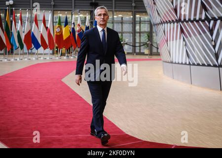 Brüssel, Belgien. 15.. November 2022. NATO-Generalsekretär Jens Stoltenberg hält eine Rede, als er am 15. November 2022 für einen Rat für Auswärtige Angelegenheiten (Verteidigung) am EU-Hauptsitz in Brüssel, Belgien, eintrifft. Kredit: ALEXANDROS MICHAILIDIS/Alamy Live Nachrichten Stockfoto