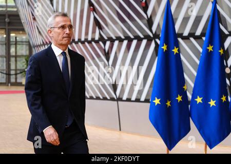 Brüssel, Belgien. 15.. November 2022. NATO-Generalsekretär Jens Stoltenberg hält eine Rede, als er am 15. November 2022 für einen Rat für Auswärtige Angelegenheiten (Verteidigung) am EU-Hauptsitz in Brüssel, Belgien, eintrifft. Kredit: ALEXANDROS MICHAILIDIS/Alamy Live Nachrichten Stockfoto