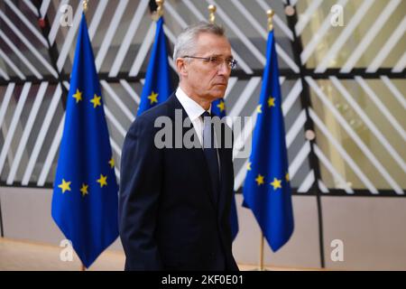 Brüssel, Belgien. 15.. November 2022. NATO-Generalsekretär Jens Stoltenberg hält eine Rede, als er am 15. November 2022 für einen Rat für Auswärtige Angelegenheiten (Verteidigung) am EU-Hauptsitz in Brüssel, Belgien, eintrifft. Kredit: ALEXANDROS MICHAILIDIS/Alamy Live Nachrichten Stockfoto